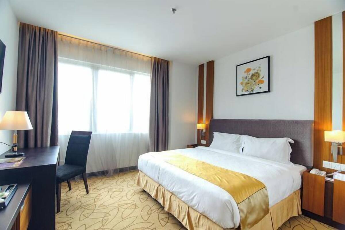 Minibar, in-room safe, WiFi (free), bed sheets