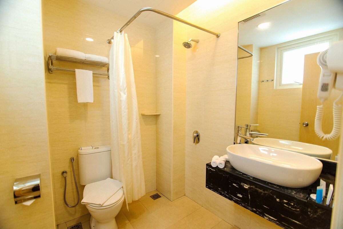 Un baño con inodoro, ducha y lavamanos.