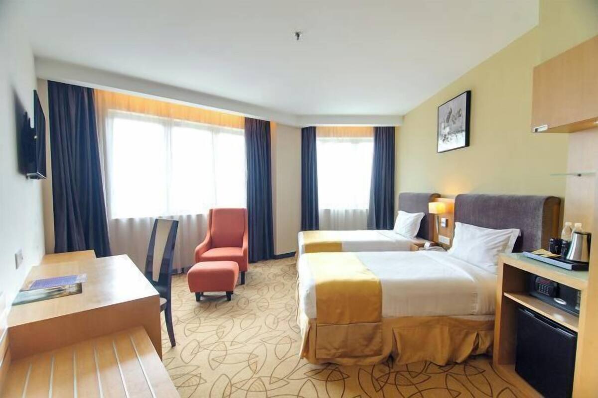 Minibar, in-room safe, WiFi (free), bed sheets