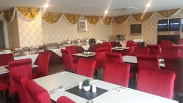 Breakfast, lunch and dinner served