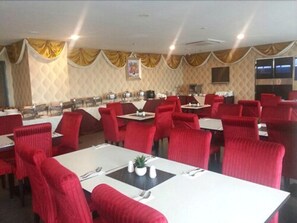 Breakfast, lunch and dinner served  - Metro Hotel (Kuala Lumpur)