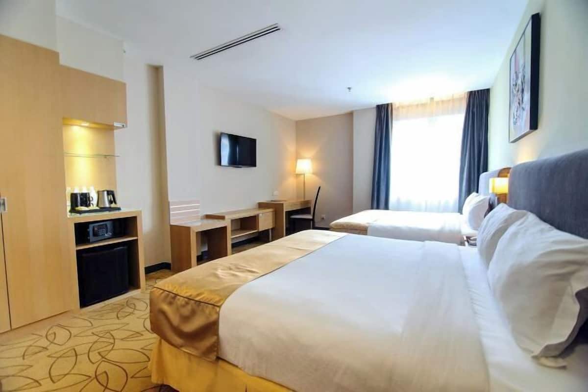 Een minibar, een kluis op de kamer, gratis wifi, beddengoed