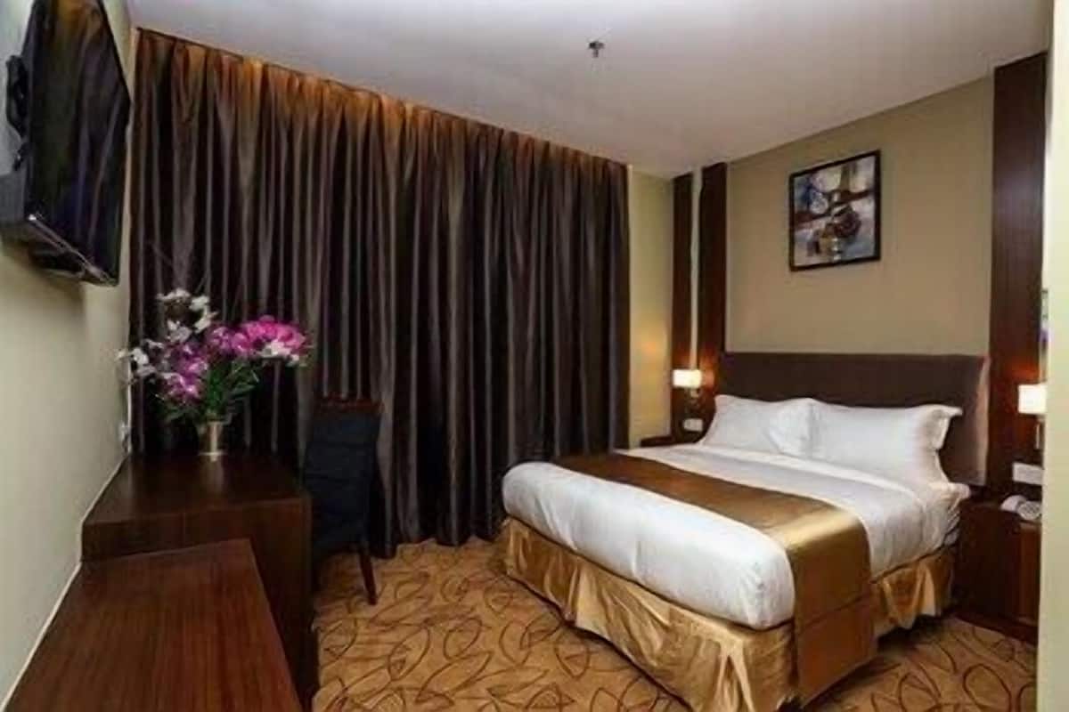 Minibar, caja de seguridad en la habitación, wifi gratis y ropa de cama