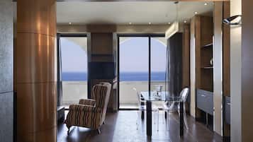 Suite, 2 habitaciones, vistas al mar (Master) | 1 dormitorio, caja fuerte, escritorio y cortinas opacas