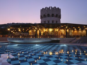 Indoor pool, seasonal outdoor pool, pool umbrellas, sun loungers - Esperos Palace Resort & Spa (Rhodes)