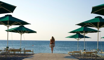 Magánstrand, napozóágyak, napernyők és strandlepedők