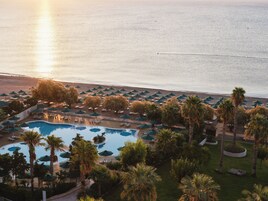 Magánstrand, napozóágyak, napernyők és strandlepedők