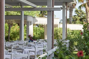 2 restaurants; breakfast, lunch, and dinner served