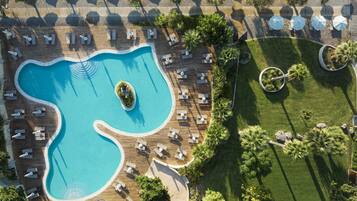 Sesongbasert utendørsbasseng, bassengparasoller og solsenger