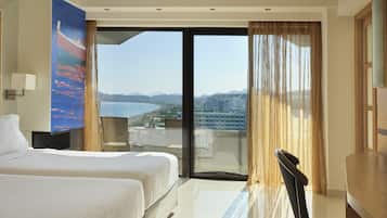 Habitación familiar, vistas parciales al mar | Caja fuerte, escritorio, cortinas opacas y wifi gratis