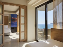 Családi szoba, részleges kilátással a tengerre | Széf a szobában, íróasztal, sötétítőfüggöny és ingyenes wifi