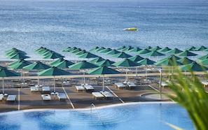 Playa privada, tumbonas, sombrillas y toallas de playa