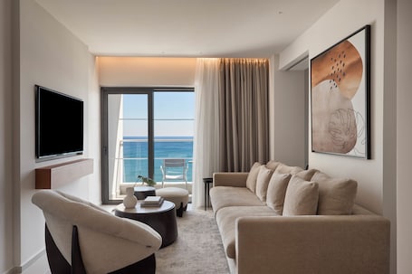 Suite panorámica, vistas al mar | Sala de estar | Una mesa de tenis de mesa. Esperides Beach Resort