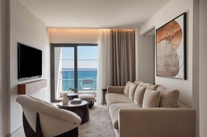 Panoramic Suite, Sea View | Living room | Table tennis