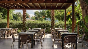 3 restaurants; ze serveren er ontbijt, lunch en diner