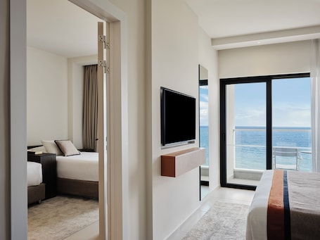 Premium Family Room with Sea View | Minibar (con algunos artículos gratuitos), caja fuerte, escritorio. Esperides Beach Resort