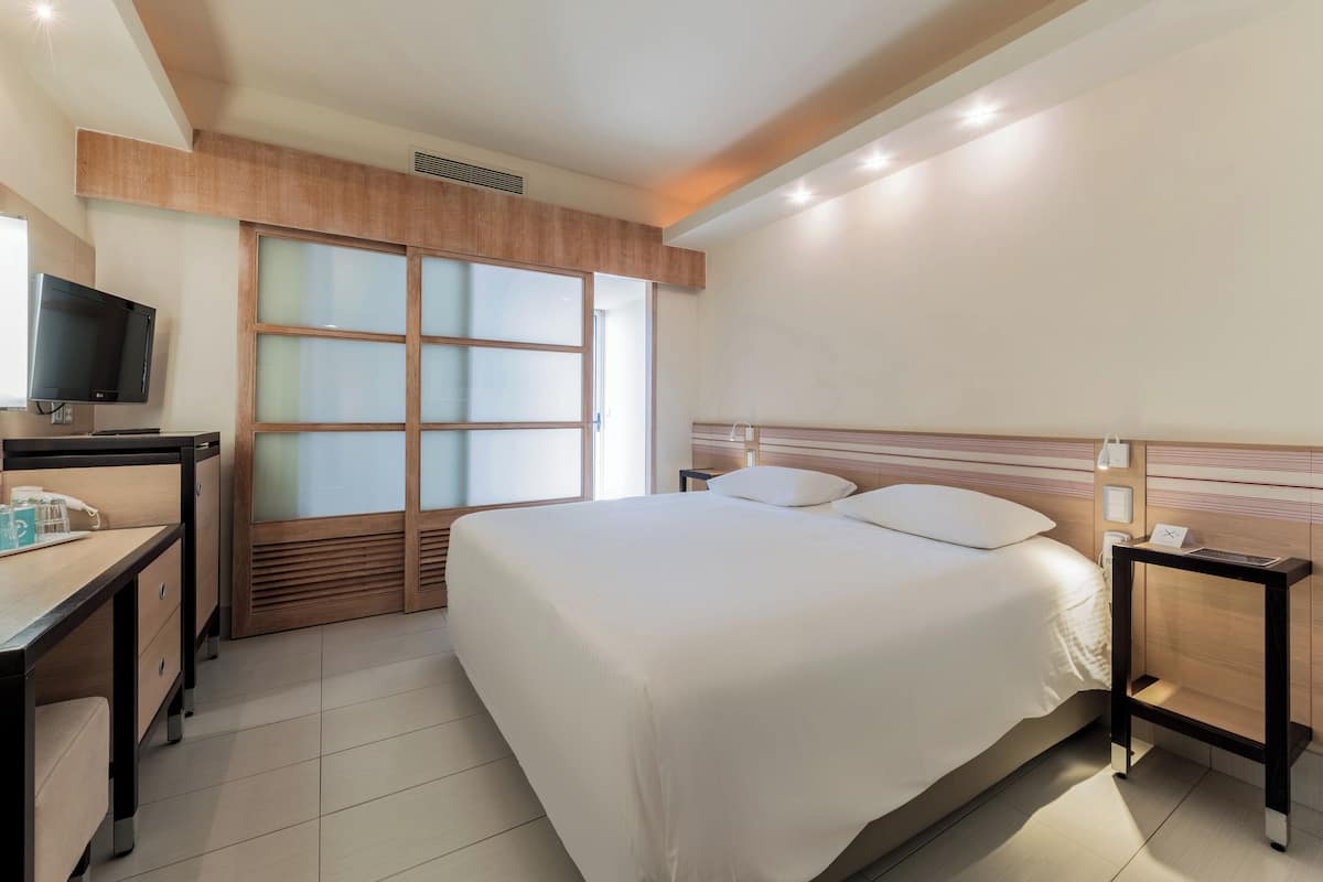 Camera Superior con letto matrimoniale o 2 letti singoli, vista mare parziale | Minibar (con alcuni snack e alcune bevande gratis)