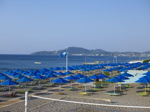 Privatstrand, Liegestühle, Sonnenschirme, Volleyball