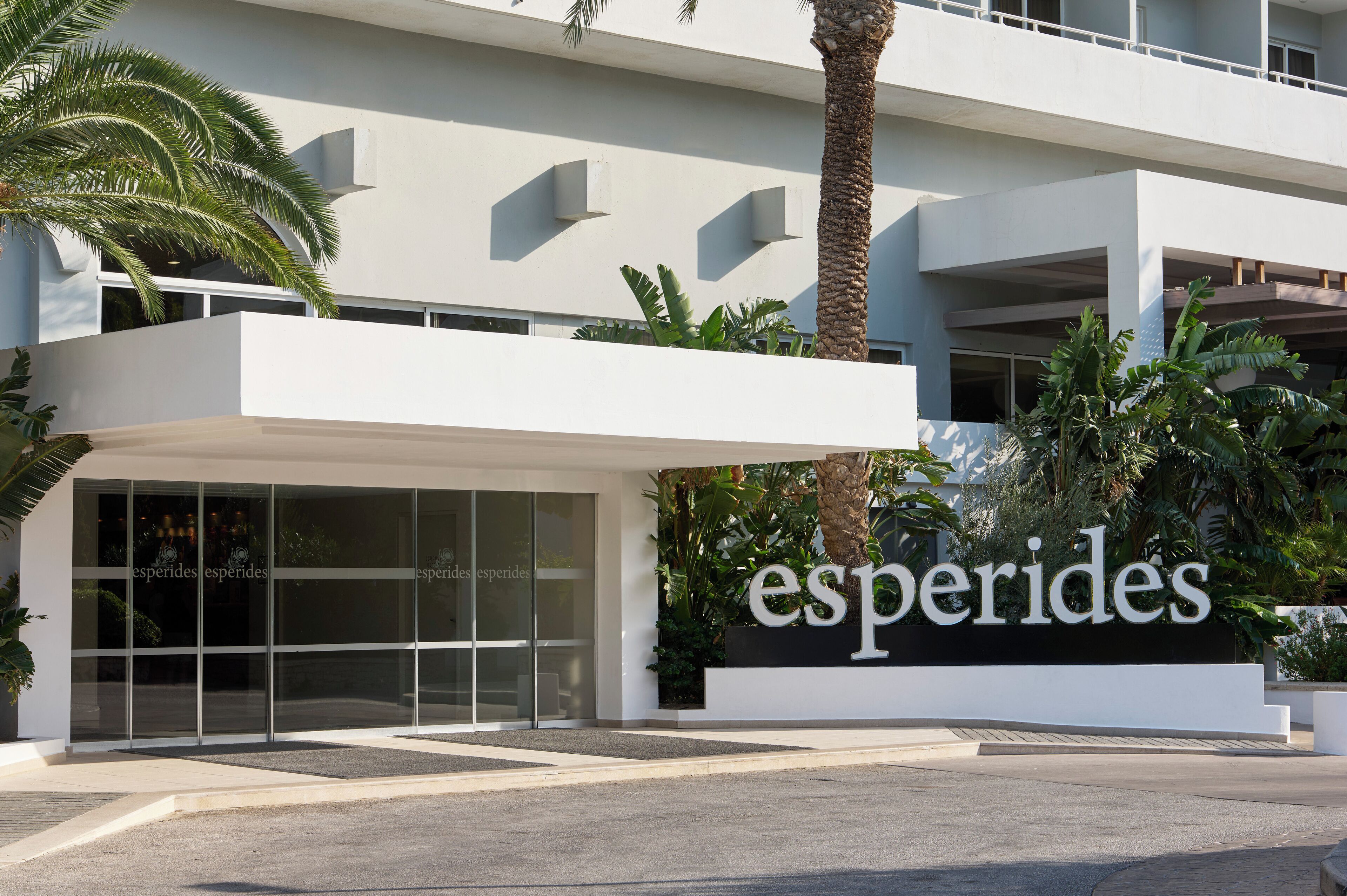 Un bâtiment moderne doté d’une grande entrée en verre et d’une enseigne portant le nom « Esperides ».