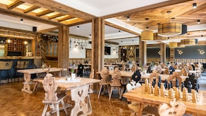 Un restaurant dont le mobilier est en bois et qui possède un grand échiquier comme élément central de décoration.