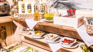 Disposição de buffet com diversos alimentos, acompanhamentos e bebidas.