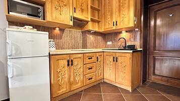 Refrigerador, microondas, placa de cocina, cafetera/tetera