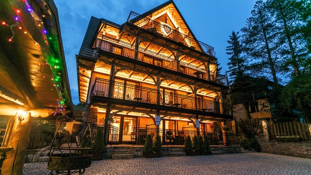 Um edifício de vários andares com arquitetura tradicional, com varandas e um pátio de calçada.