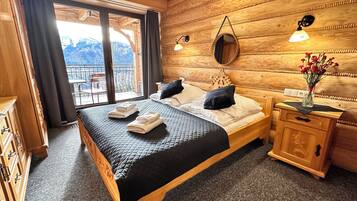 أسرّة بإسفنج يتكيف مع شكل الجسم وخزنة داخل الغرفة وستائر تعتيم