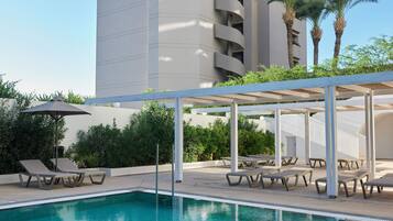 Utomhuspool, parasoller och solstolar