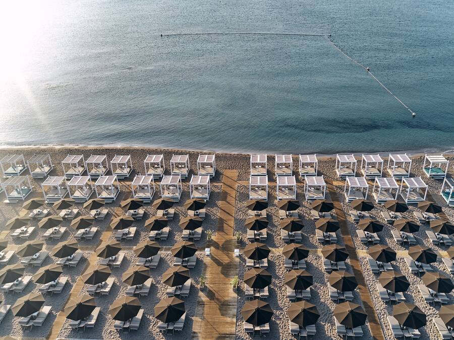 Una playa cerca, bar en la playa