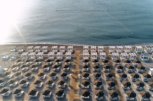 Una playa cerca, bar en la playa