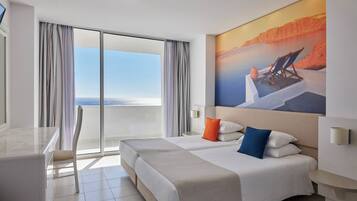 Lägenhet - havsutsikt | Värdeförvaringsskåp på rummet, skrivbord och mörkläggningsgardiner