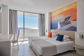 Apartment, Sea View | Peti besi dalam bilik, meja, langsir/tirai gelap terus, kalis bunyi 