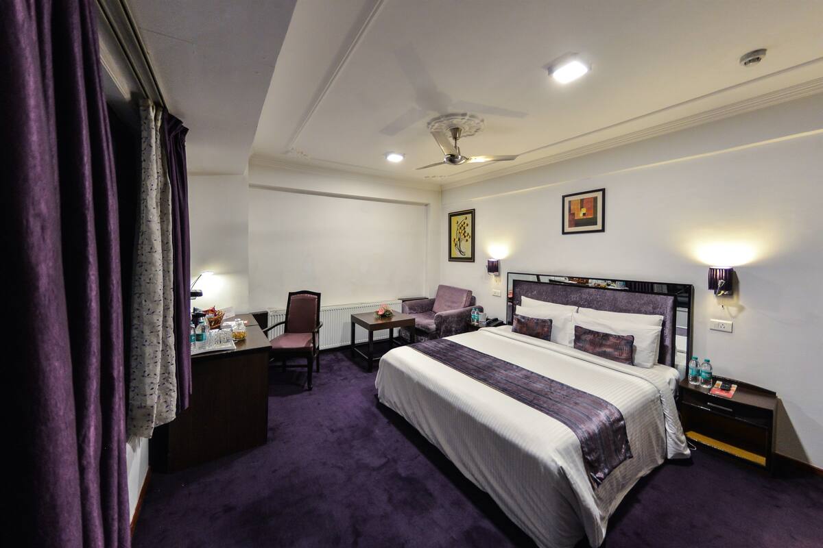Deluxe Room | 1 bedroom, premium bedding, in-room safe, desk