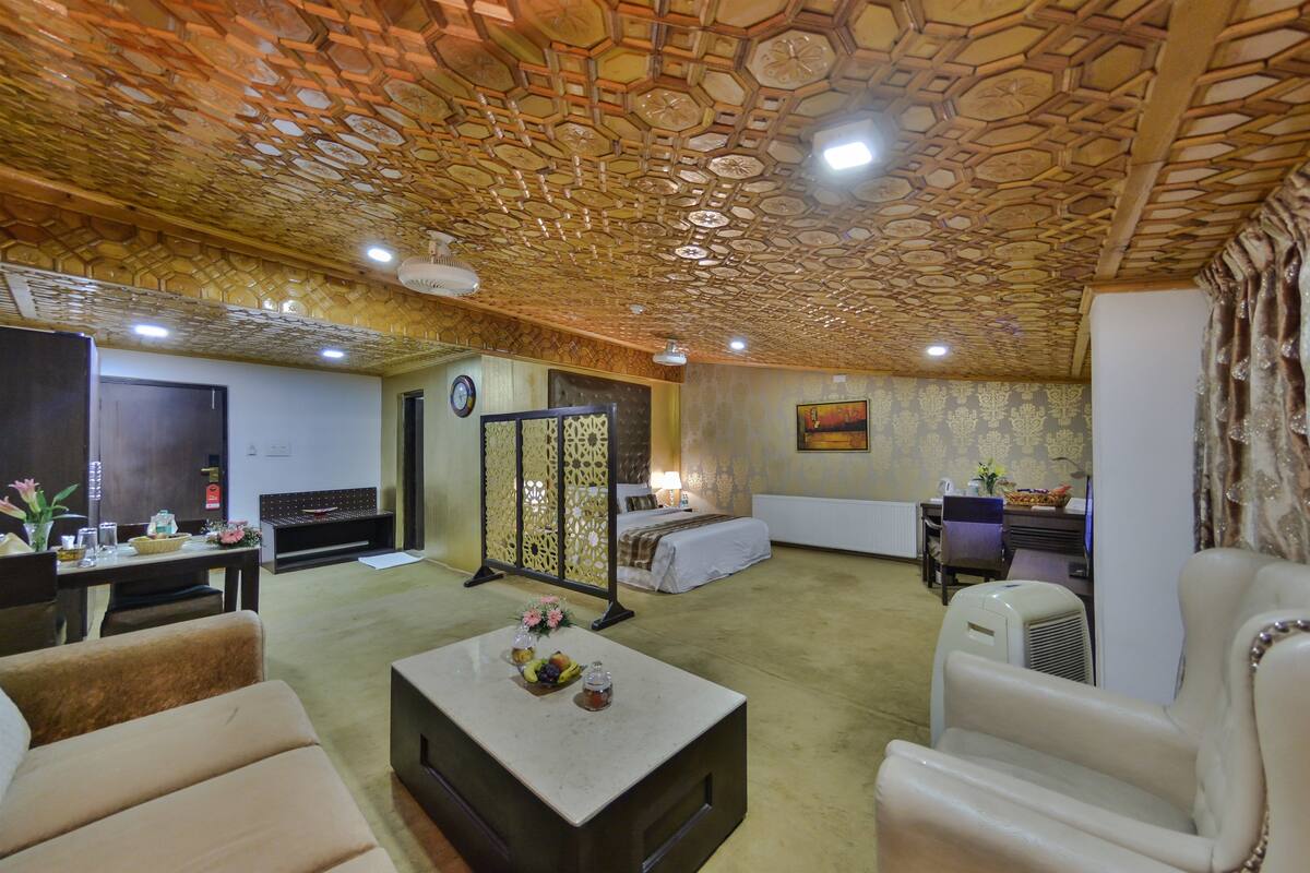 Suite | 1 bedroom, premium bedding, in-room safe, desk