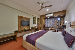 Executive Room | 1 bedroom, premium bedding, in-room safe, desk