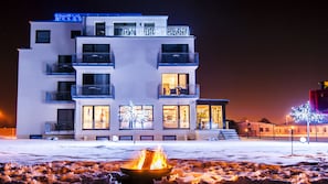 Fassade der Unterkunft – Abend/Nacht