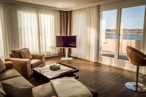 Suite | Área de sala de estar | Televisión de pantalla plana de 40 pulgadas con canales vía satélite 