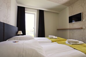 Apartemen, 1 kamar tidur | Brankas, meja kerja, dan tirai kedap cahaya