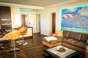 Suite | Wohnbereich | 40-Zoll-Flachbildfernseher mit Satellitenempfang, Fernseher