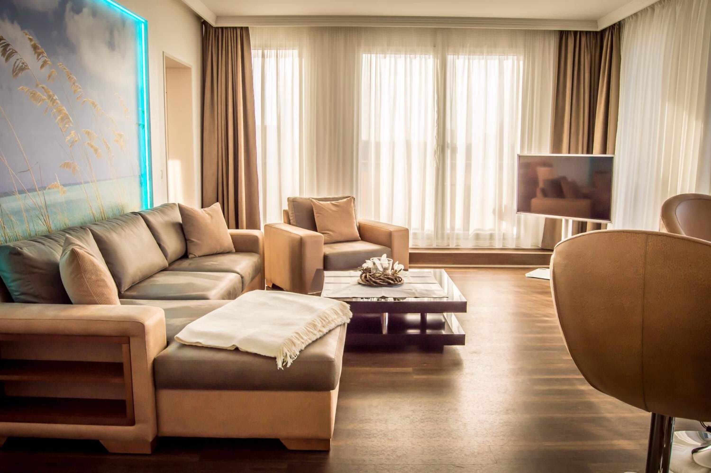 40-inch flat-screen tv with satellite channels, tv, heated floors