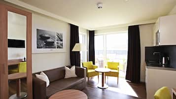 Apartment, 1 Schlafzimmer | Wohnbereich | 40-Zoll-Flachbildfernseher mit Satellitenempfang, Fernseher