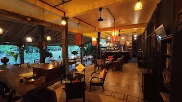 Breakfast, lunch, dinner served; Cambodian cuisine, pool views