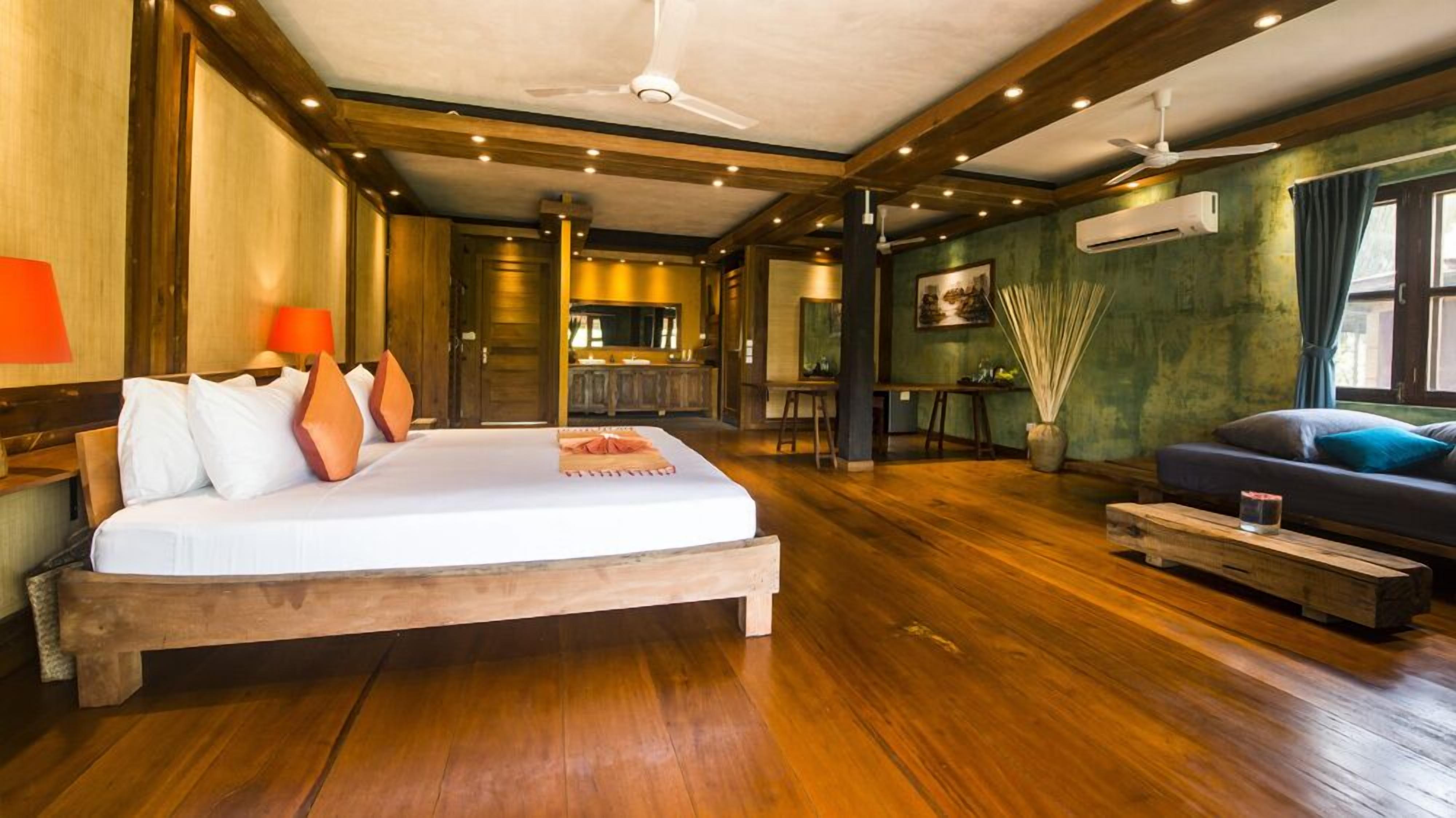 Phòng Suite Premium | Bộ đồ giường cao cấp, nệm có lớp đệm bông, minibar 