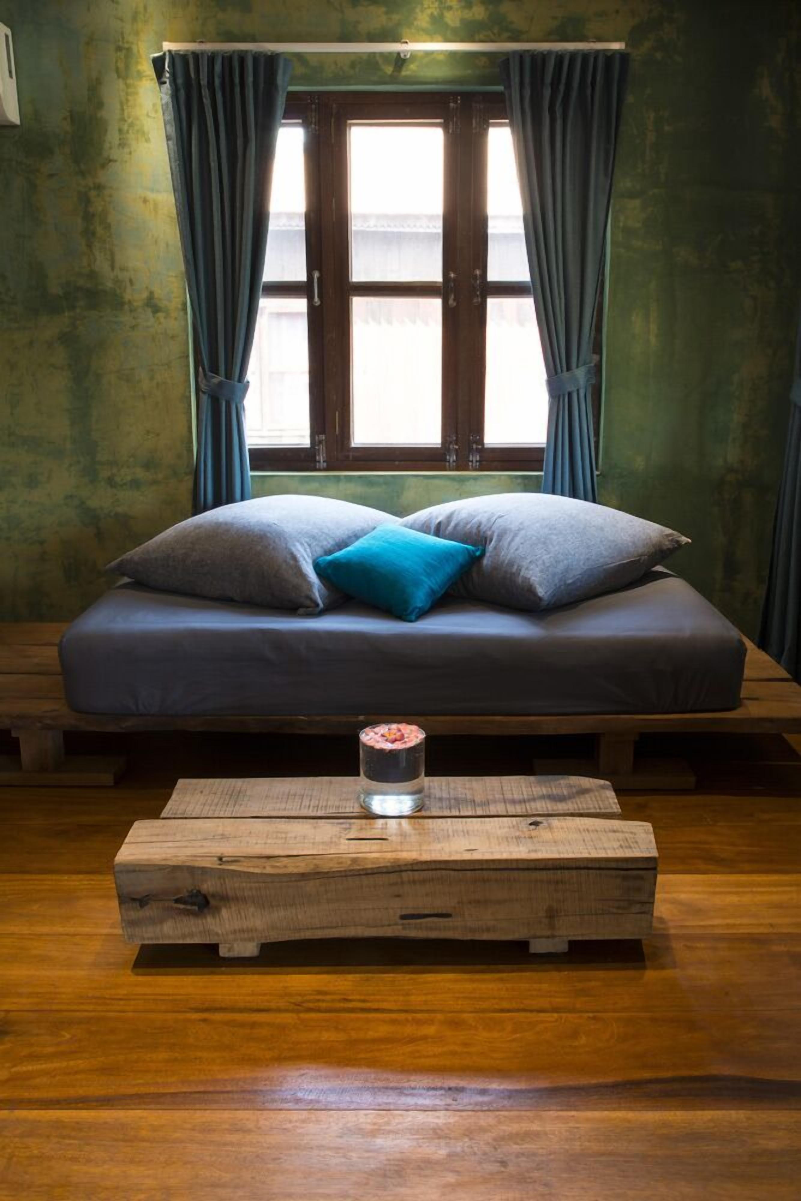 32-inch tv with cable channels, fireplace