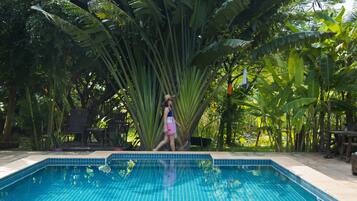 Utomhuspool, naturlig bassäng, parasoller och solstolar