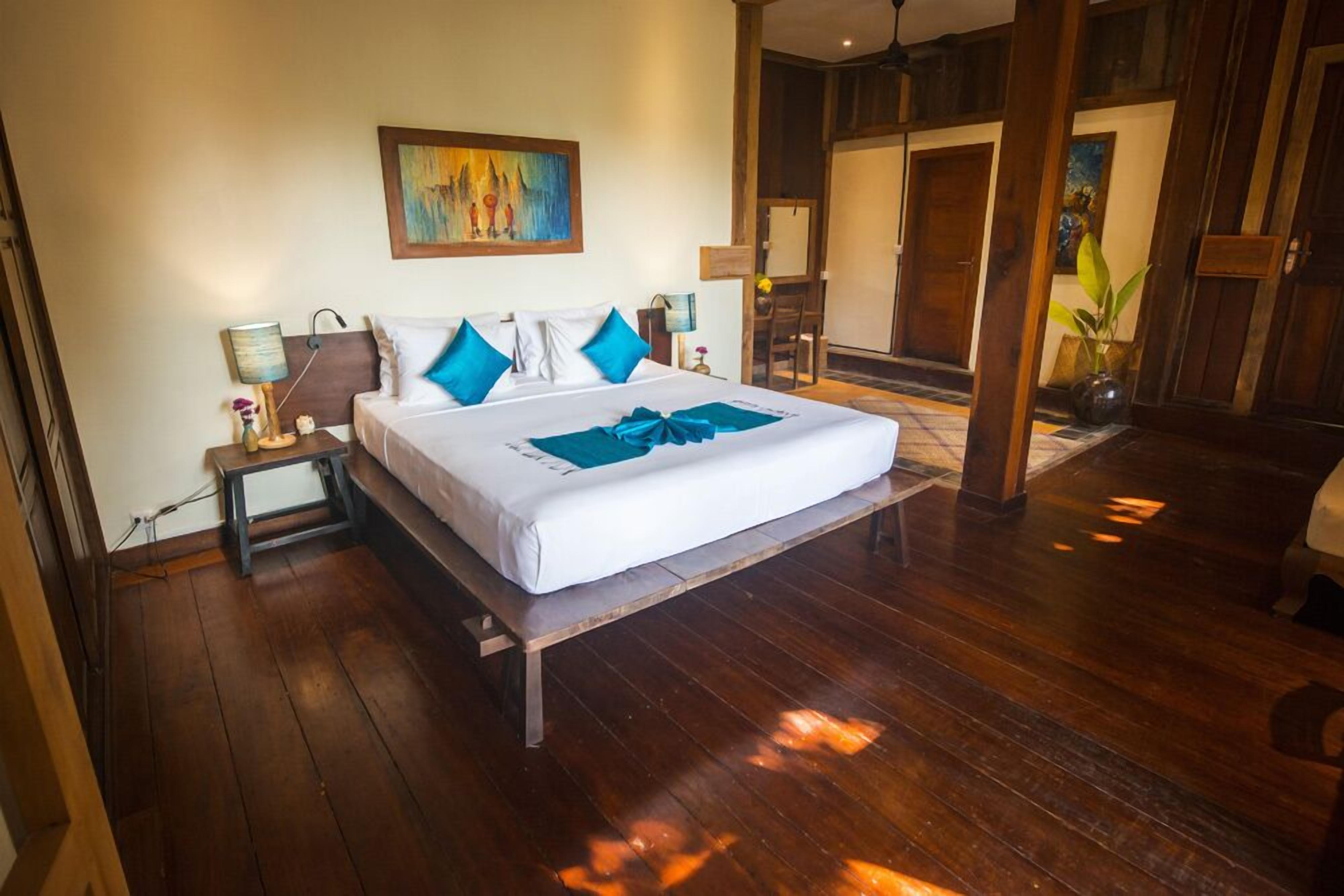 Phòng Suite Cao cấp | Bộ đồ giường cao cấp, nệm có lớp đệm bông, minibar 