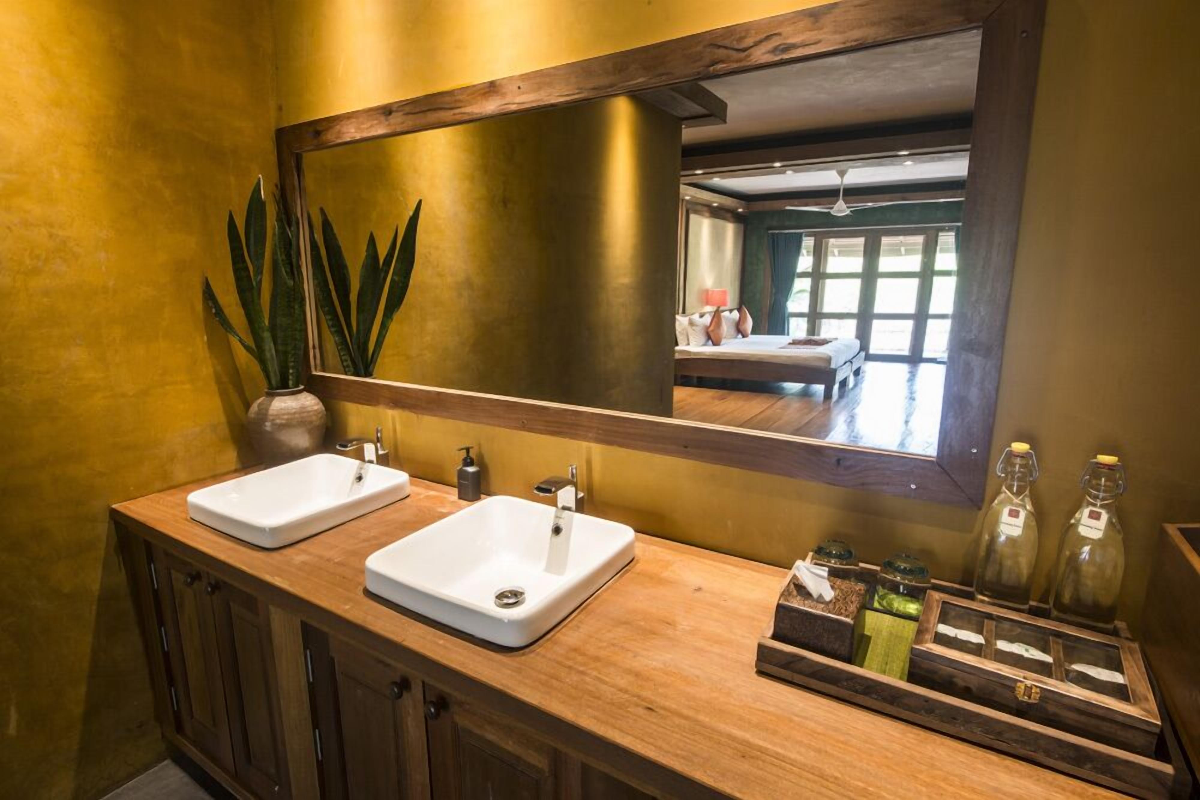 shower, rainfall showerhead, free toiletries, hair dryer