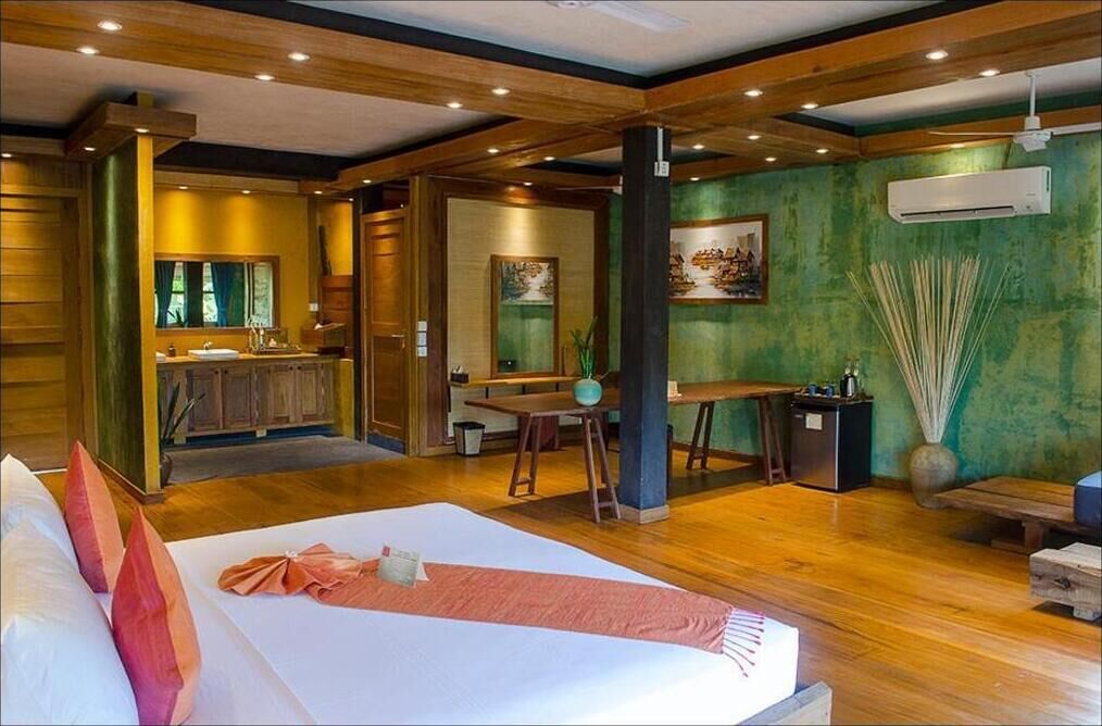 Premium bedding, pillow-top beds, minibar, in-room safe