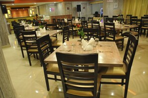 Breakfast, lunch, dinner served; Indian cuisine  - Hotel Campal (Panaji)